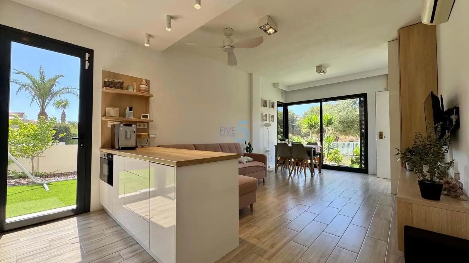 Sala d'estar de Casa o xalet en venda en Orihuela amb Aire condicionat, Piscina i Moblat