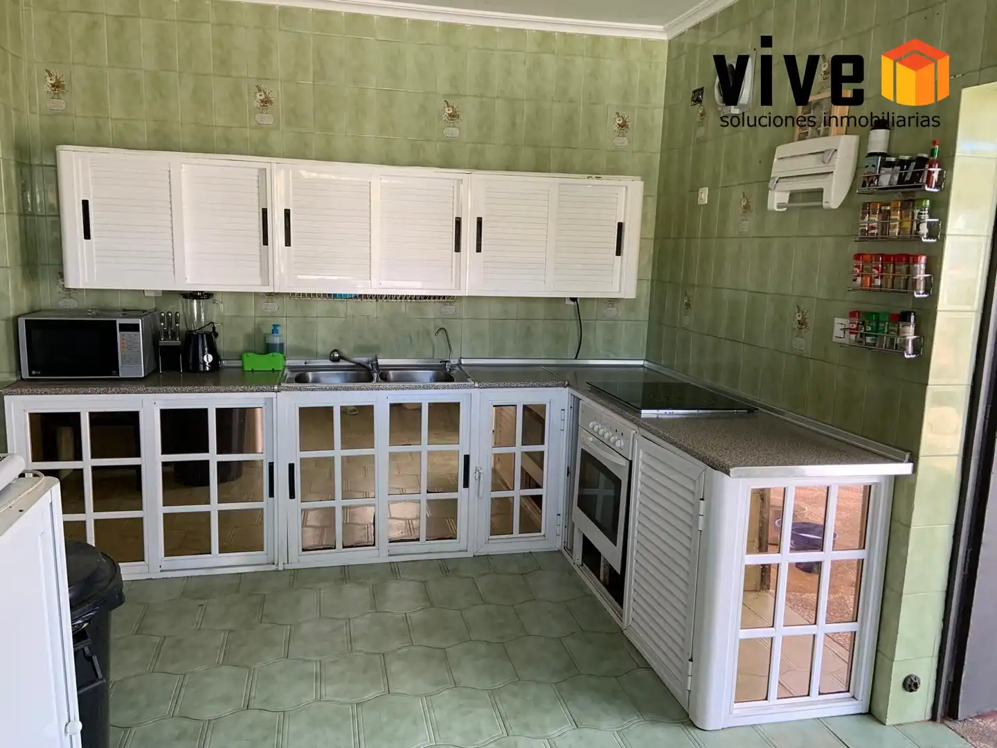 Cocina de Casa adosada en venta en Mairena del Aljarafe con Aire acondicionado, Calefacción y Jardín privado