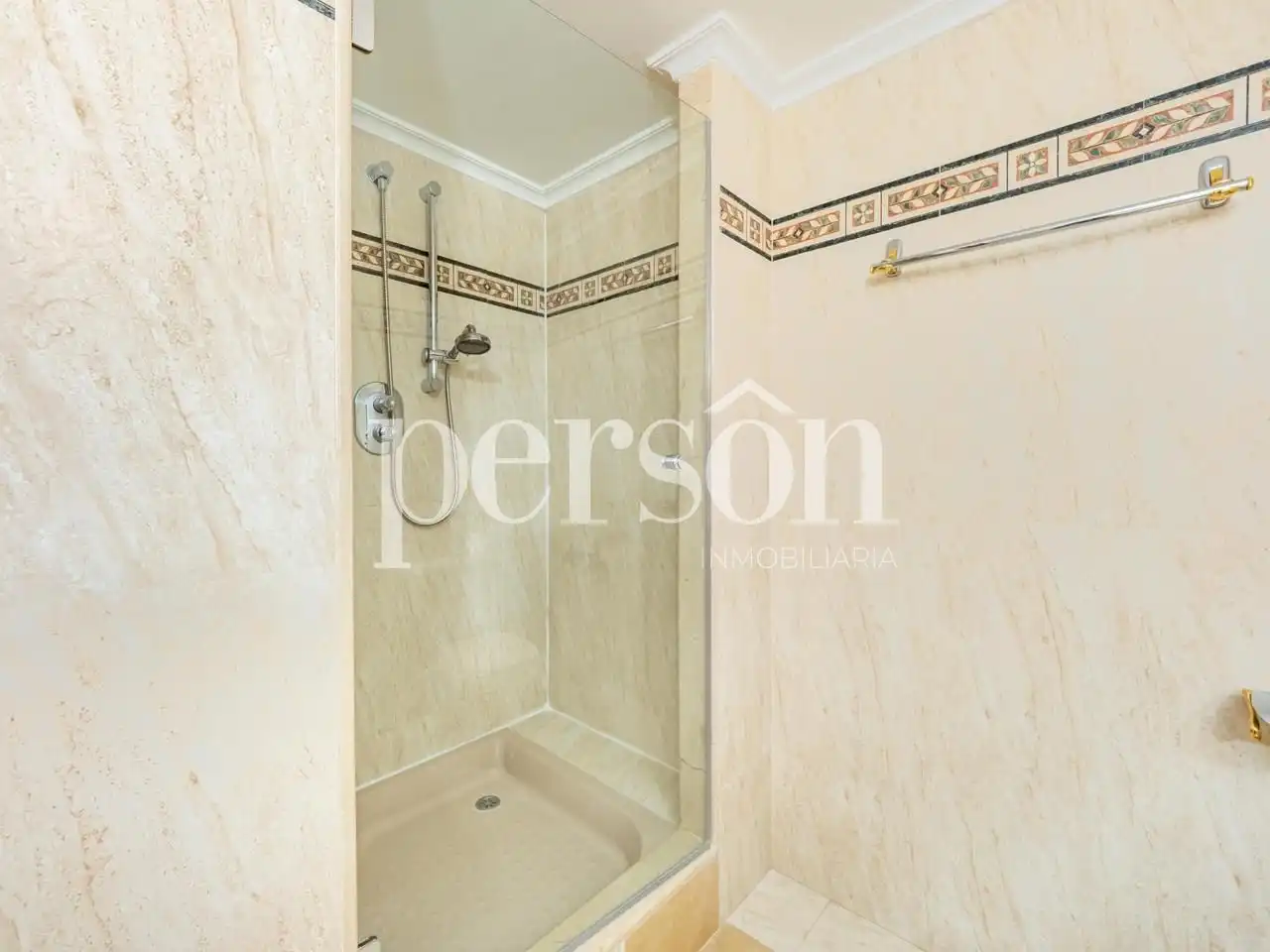 Baño de Piso de alquiler en Valencia con Aire acondicionado, Parquet y Amueblado