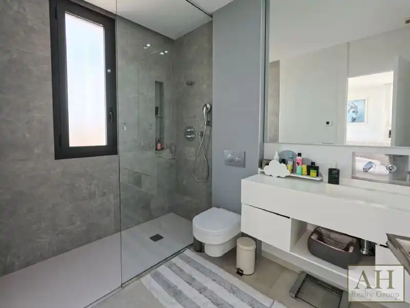 Bathroom of Houses for sale in Finestrat