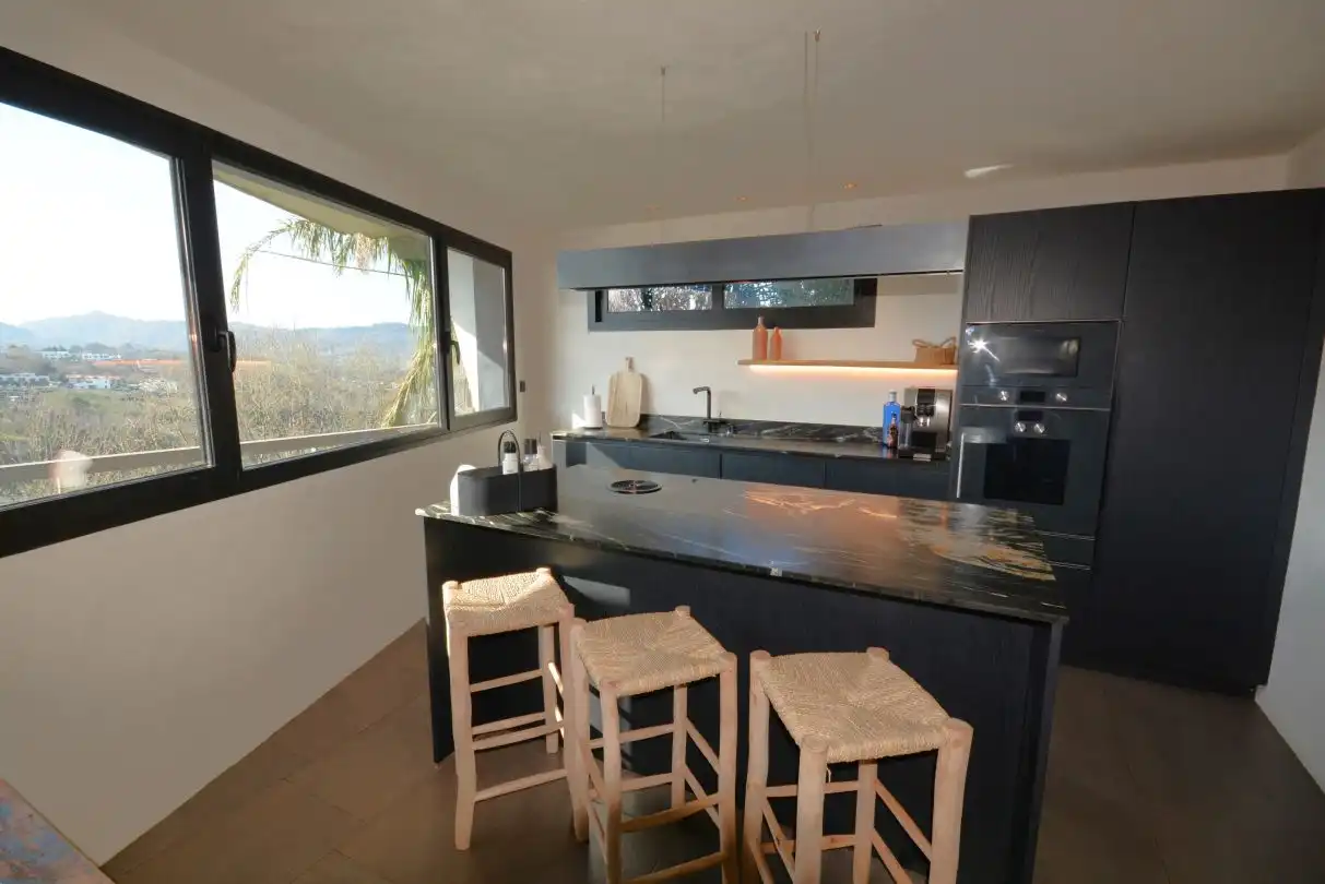 Cuina de Casa o xalet en venda en Donostia - San Sebastián  amb Aire condicionat, Calefacció i Jardí privat