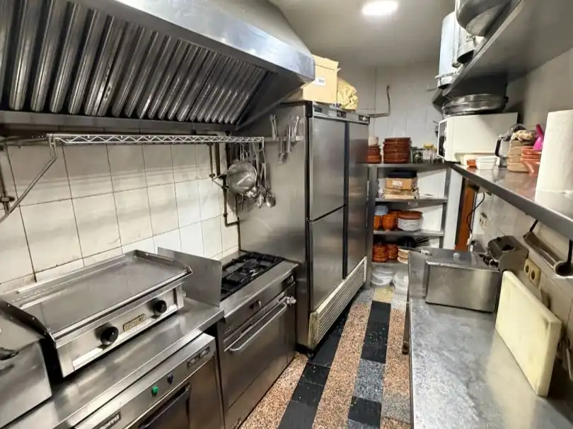 Cuina de Local en venda en Fuenlabrada amb Aire condicionat, Calefacció i Terrassa