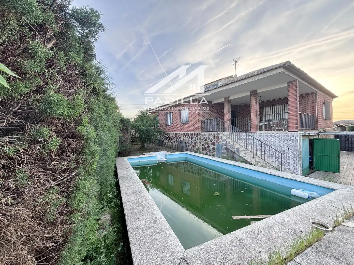 Vista exterior de Casa o xalet en venda en El Viso de San Juan amb Calefacció, Terrassa i Piscina