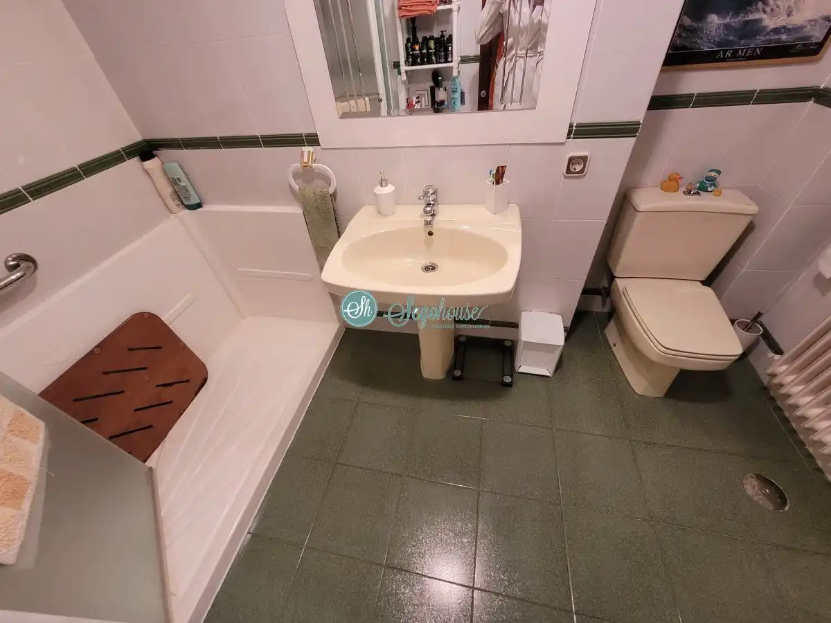 Bany de Pis en venda en Segovia amb Calefacció i Terrassa