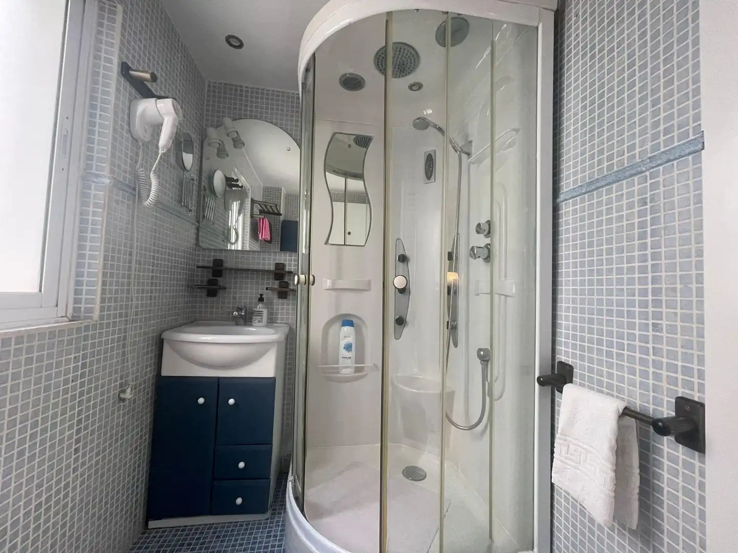 Bathroom of Flat for sale in Granada  with Air Conditioner, Heating and Balcony