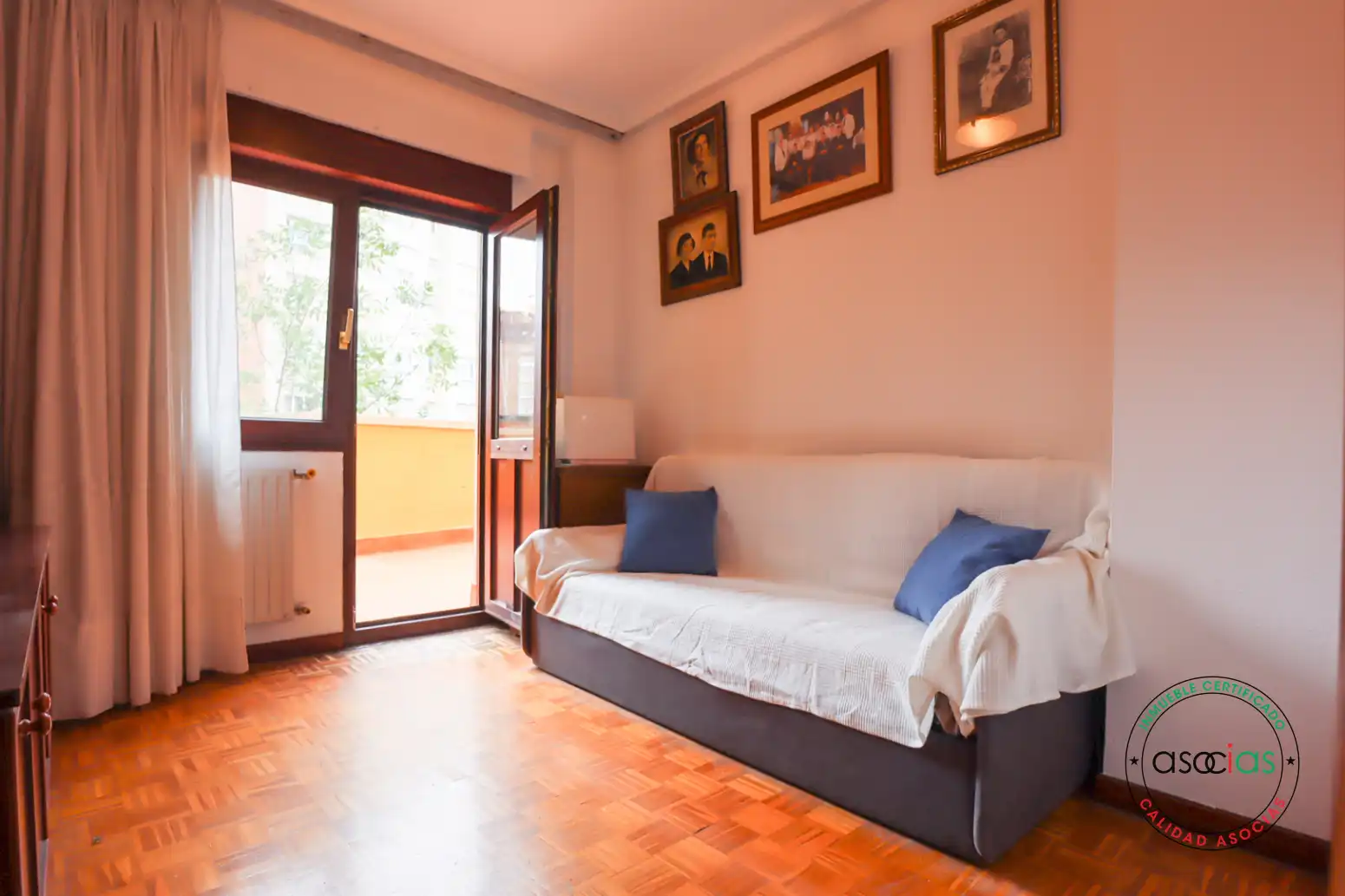 Sala de estar de Piso en venta en Oviedo  con Calefacción, Parquet y Terraza