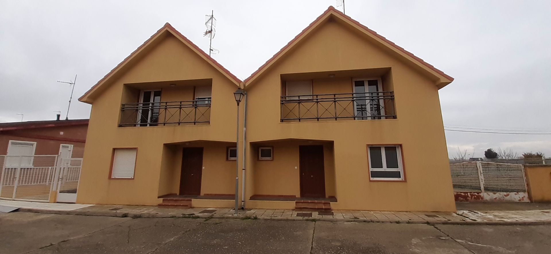 Vista exterior de Casa o xalet en venda en Valdescorriel amb Calefacció, Terrassa i Traster