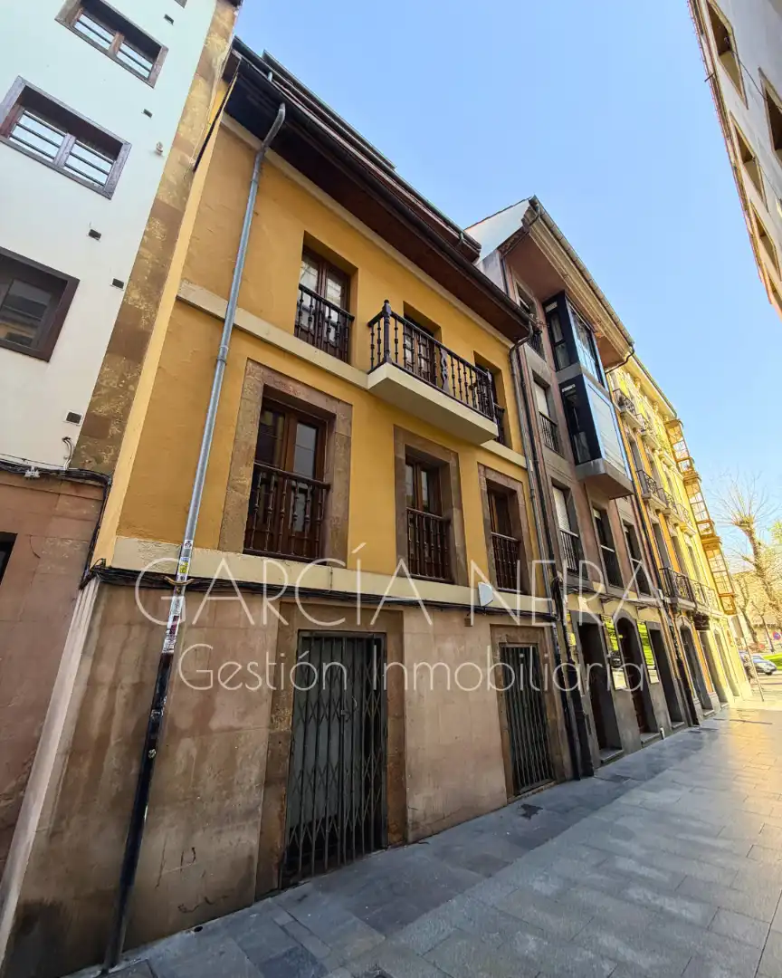 Vista exterior de Piso en venta en Oviedo  con Calefacción y Amueblado