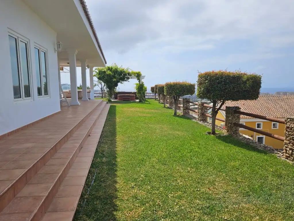 Terrassa de Casa o xalet en venda en Torrox amb Aire condicionat, Jardí privat i Terrassa