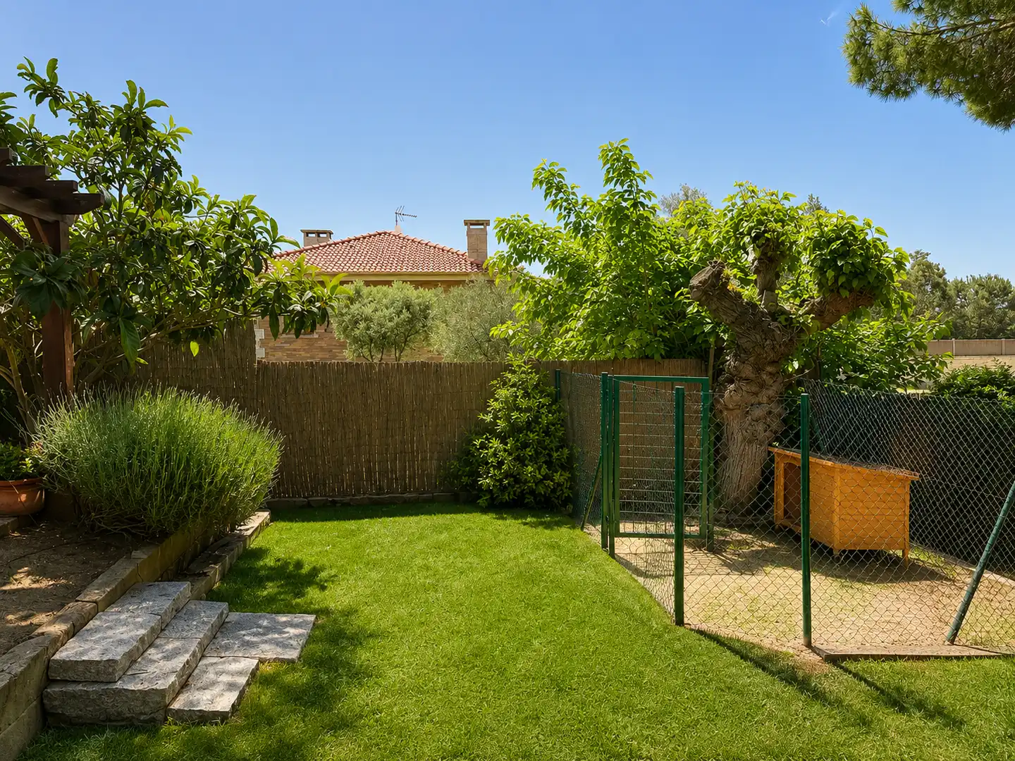 Jardí de Casa o xalet en venda en Hoyo de Manzanares amb Jardí privat, Piscina i Moblat