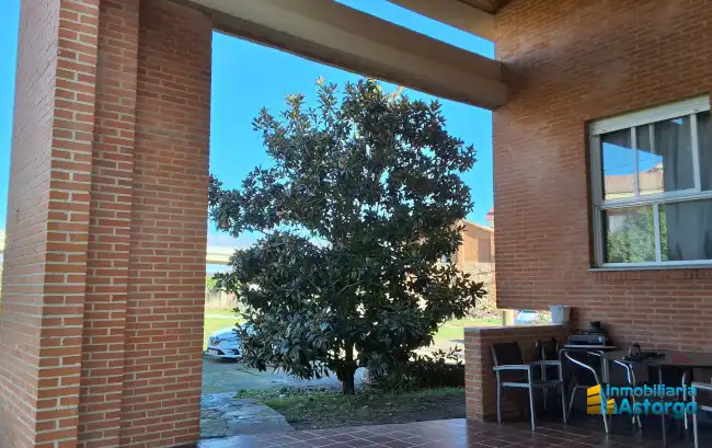Vista exterior de Casa o chalet en venta en Astorga con Calefacción, Jardín privado y Parquet