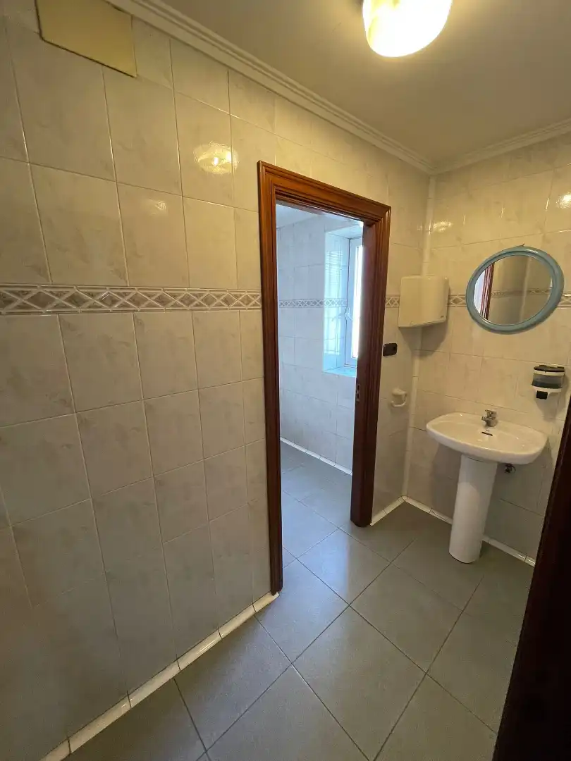 Baño de Local en venta en Valle de Trápaga-Trapagaran con Aire acondicionado, Terraza y Amueblado