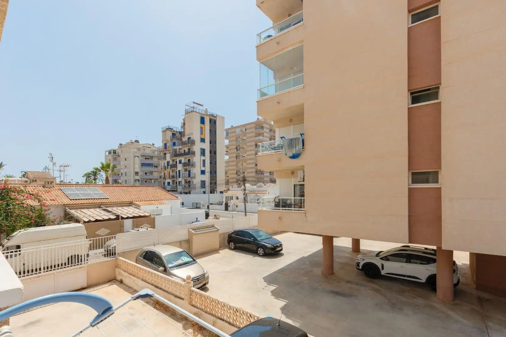 Vista exterior de Apartamento en venta en Torrevieja con Piscina, Amueblado y Microondas