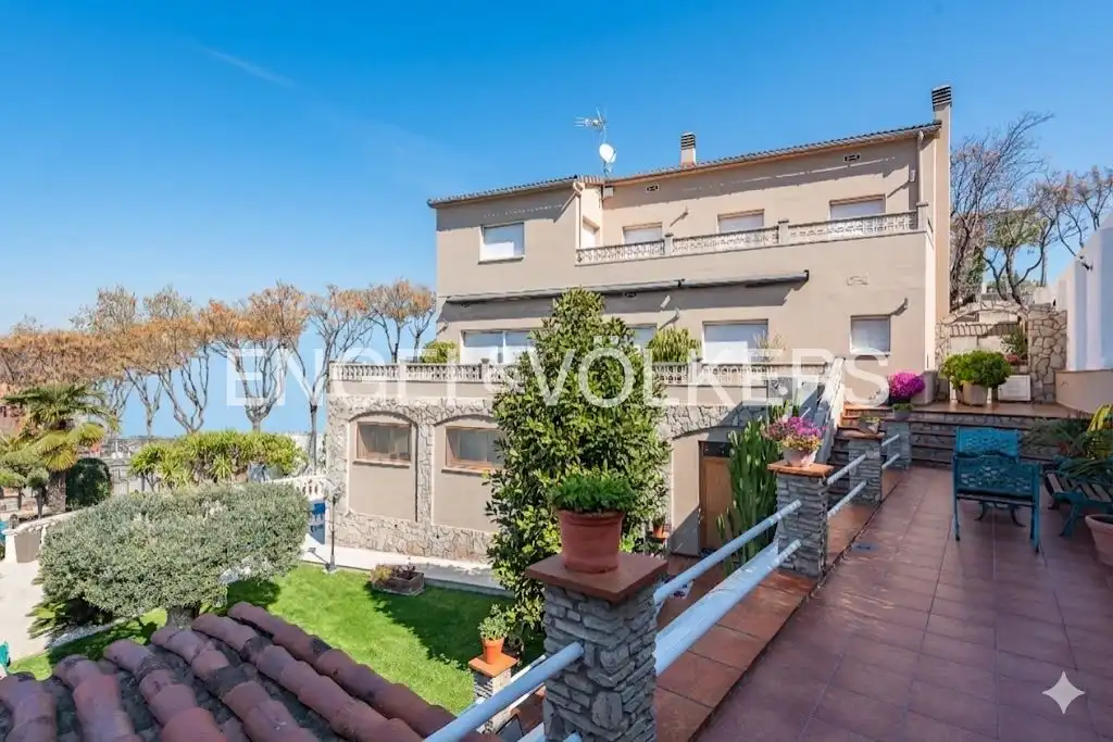 Vista exterior de Casa o xalet en venda en Molins de Rei amb Calefacció, Jardí privat i Balcó