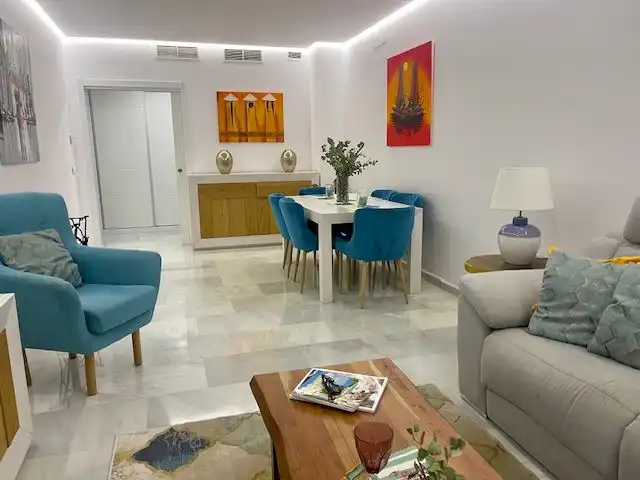 Sala d'estar de Apartament en venda en Marbella amb Aire condicionat, Calefacció i Jardí privat