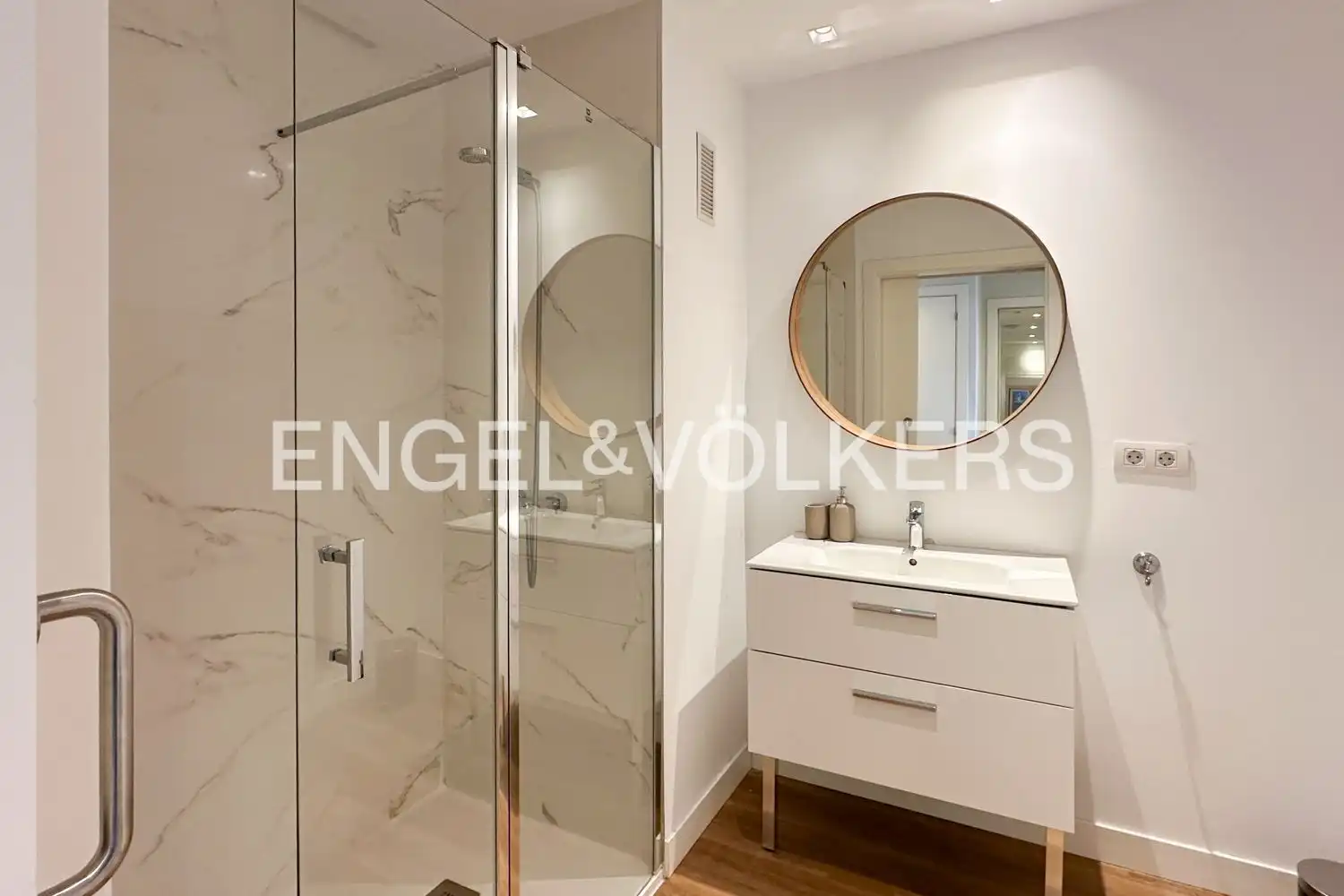 Baño de Piso de alquiler en Valencia con Aire acondicionado, Calefacción y Jardín privado