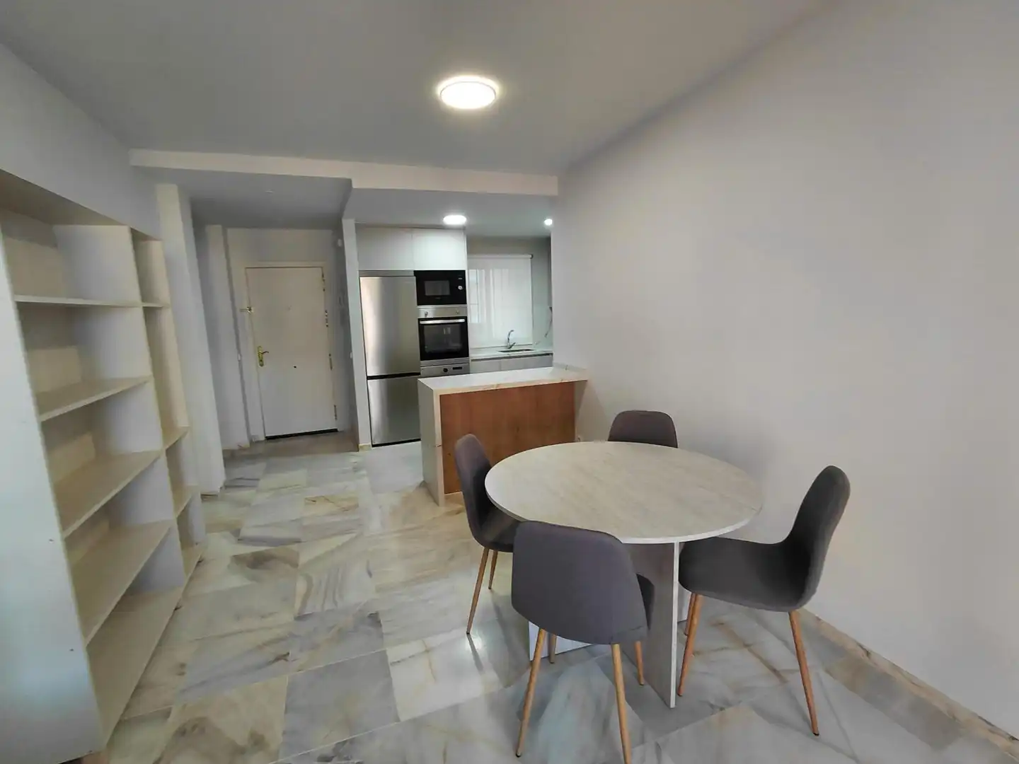 Cuina de Pis de lloguer en Fuengirola amb Aire condicionat, Terrassa i Moblat