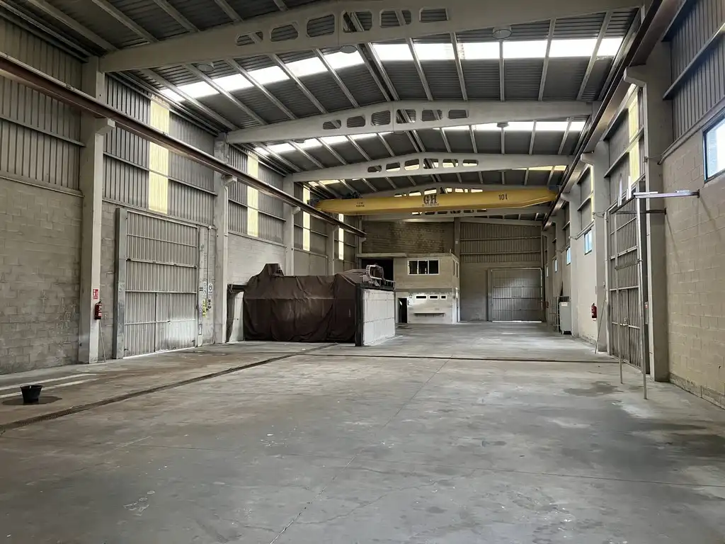 Industrial buildings for rent in Cambre 