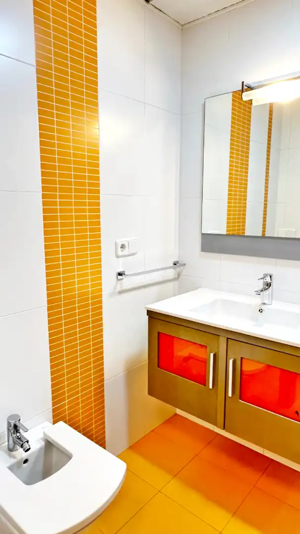 Baño de Apartamento de alquiler en Gandia con Aire acondicionado, Calefacción y Terraza