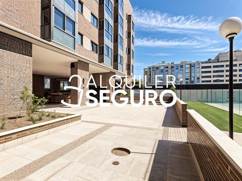 Vista exterior de Pis de lloguer en  Madrid Capital amb Calefacció, Traster i Piscina