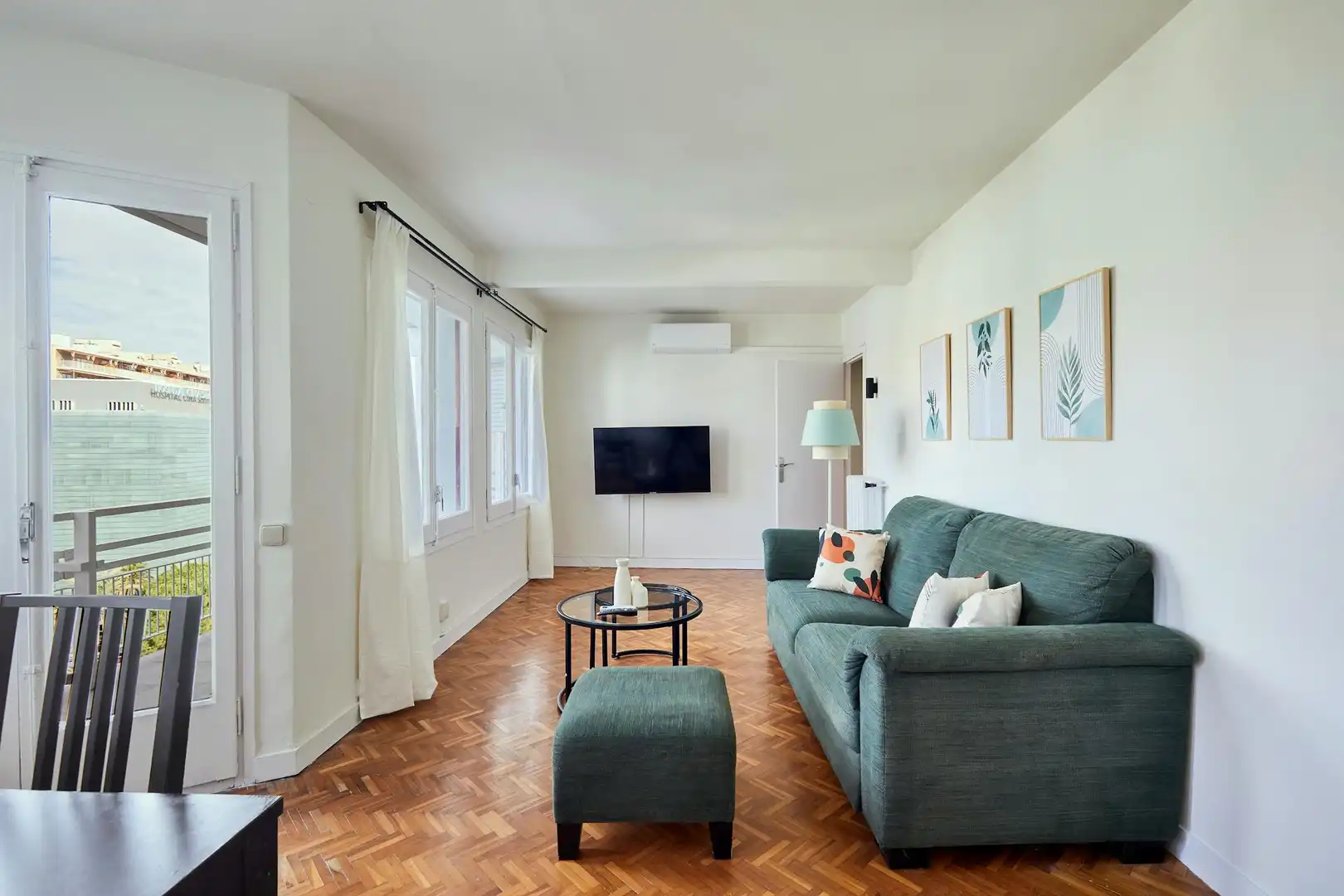 Living room of Flat for rent in Barcelona  with Air Conditioner, Heating and Private garden