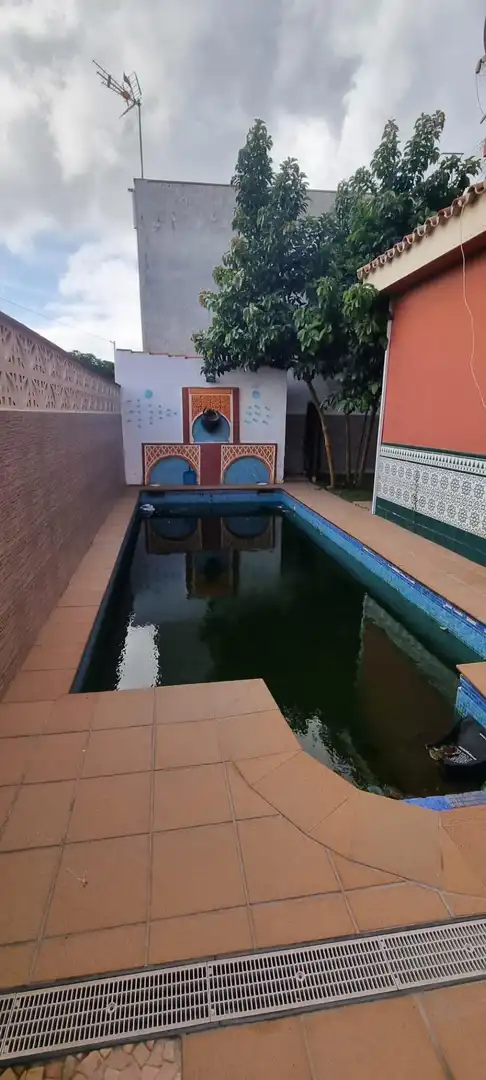 Swimming pool of Houses for sale in Algeciras