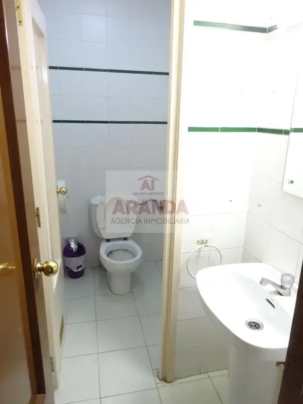 Badezimmer von Geschaftsraum zum Verkauf in Zaragoza mit Klimaanlage