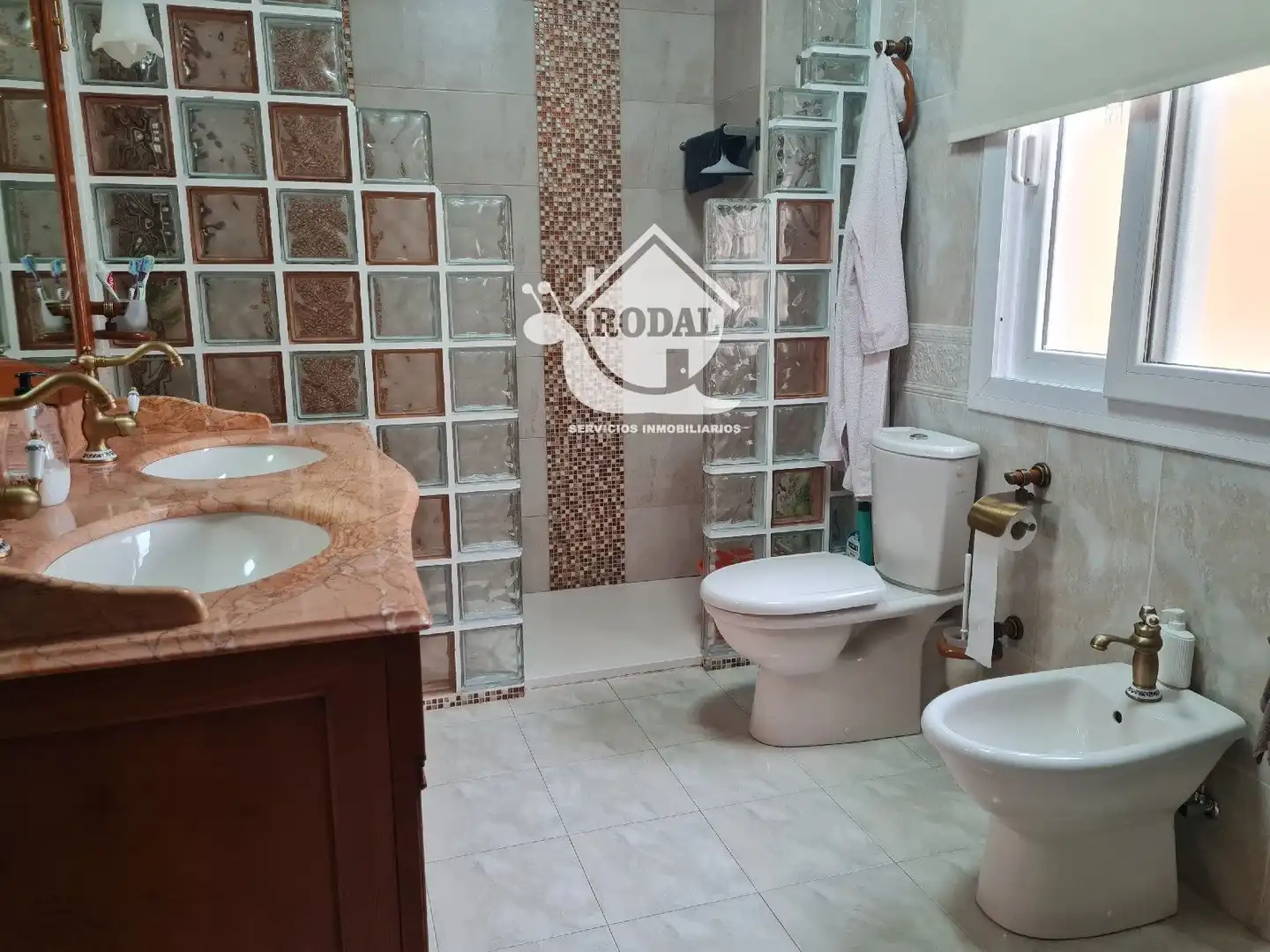 Badezimmer von Einfamilien-Reihenhaus zum Verkauf in Huércal de Almería mit Klimaanlage, Heizung und Terrasse
