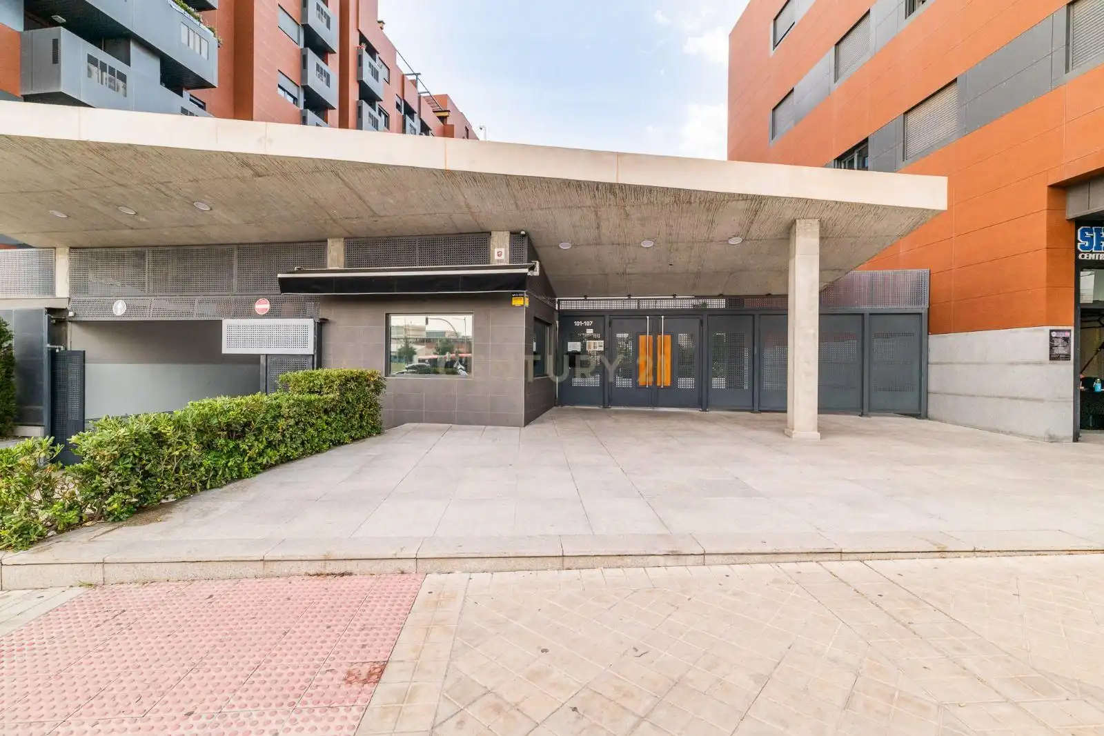 Exterior view of Flat for sale in Granada  with Air Conditioner, Private garden and Oven