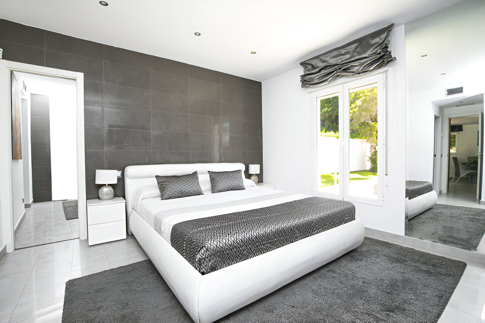 Dormitori de Casa o xalet en venda en Marbella amb Aire condicionat, Jardí privat i Terrassa