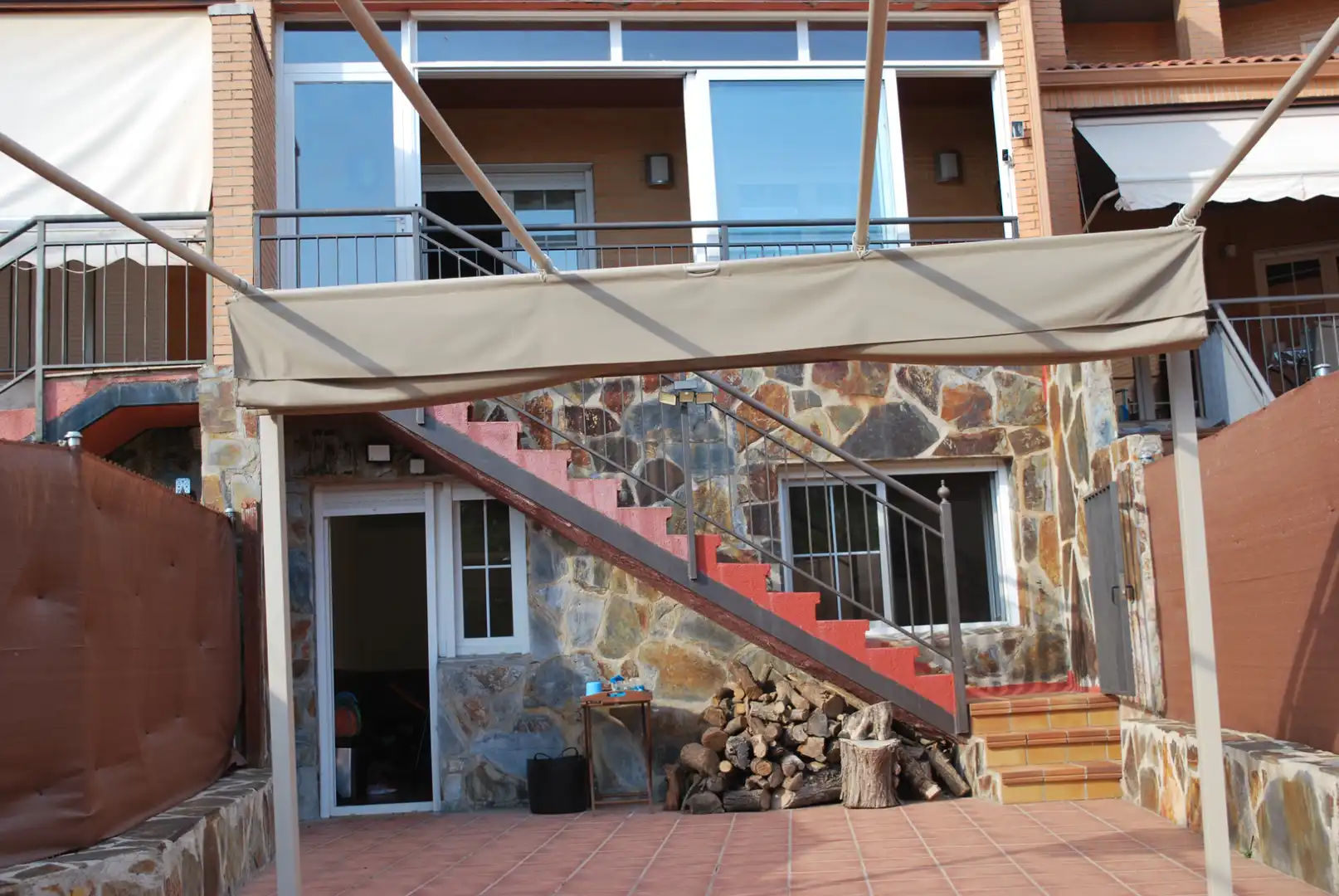Terrasse von Einfamilien-Reihenhaus zum Verkauf in Valdemorillo mit Privatgarten, Terrasse und Abstellraum