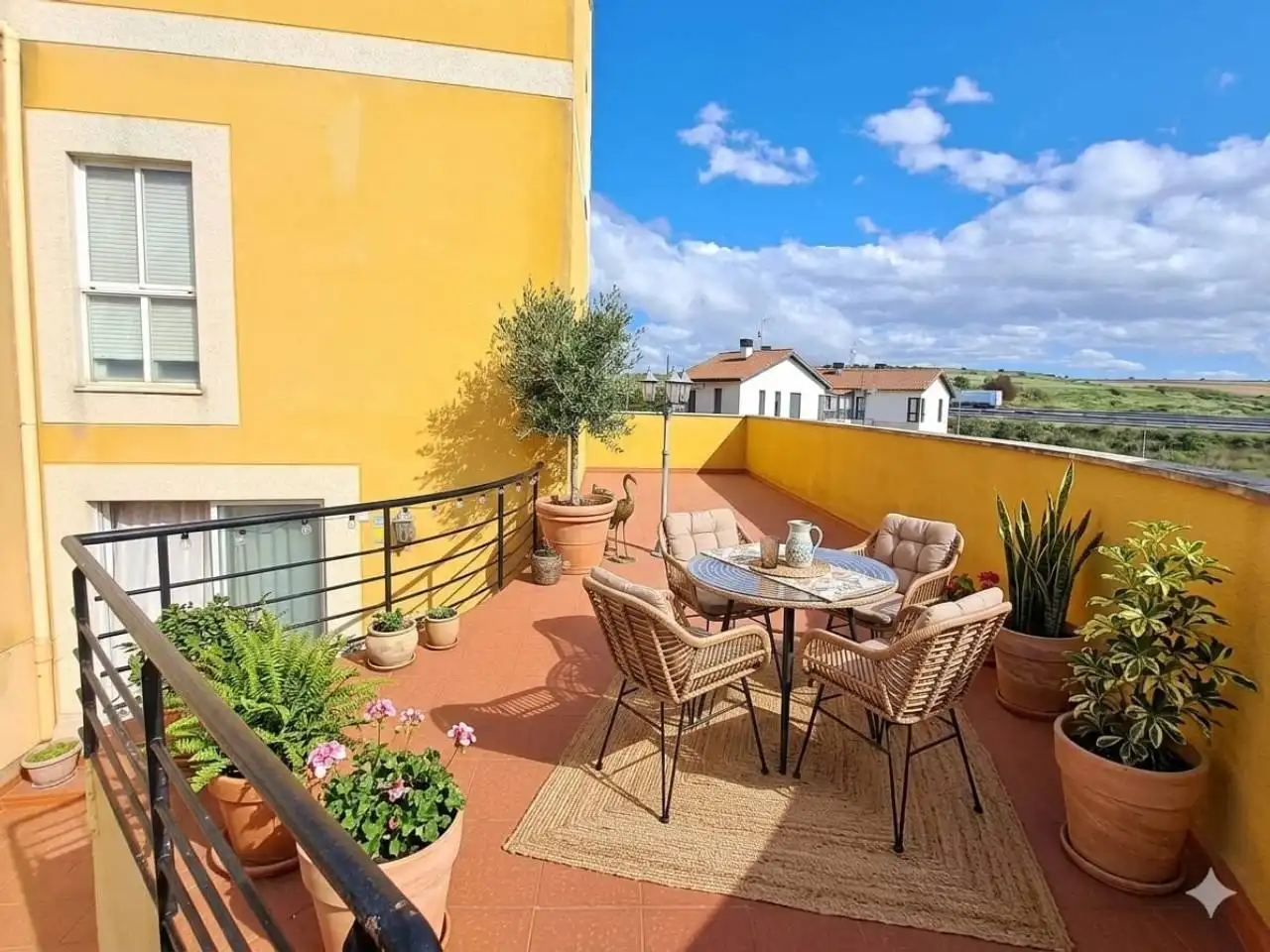 Terrassa de Casa o xalet en venda en Burgos amb Calefacció, Jardí privat i Parquet
