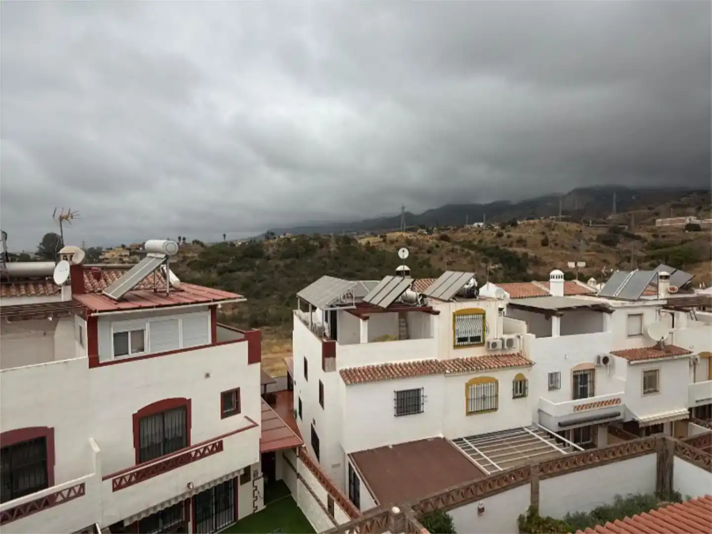 Vista exterior de Pis en venda en Marbella amb Aire condicionat, Piscina i Balcó