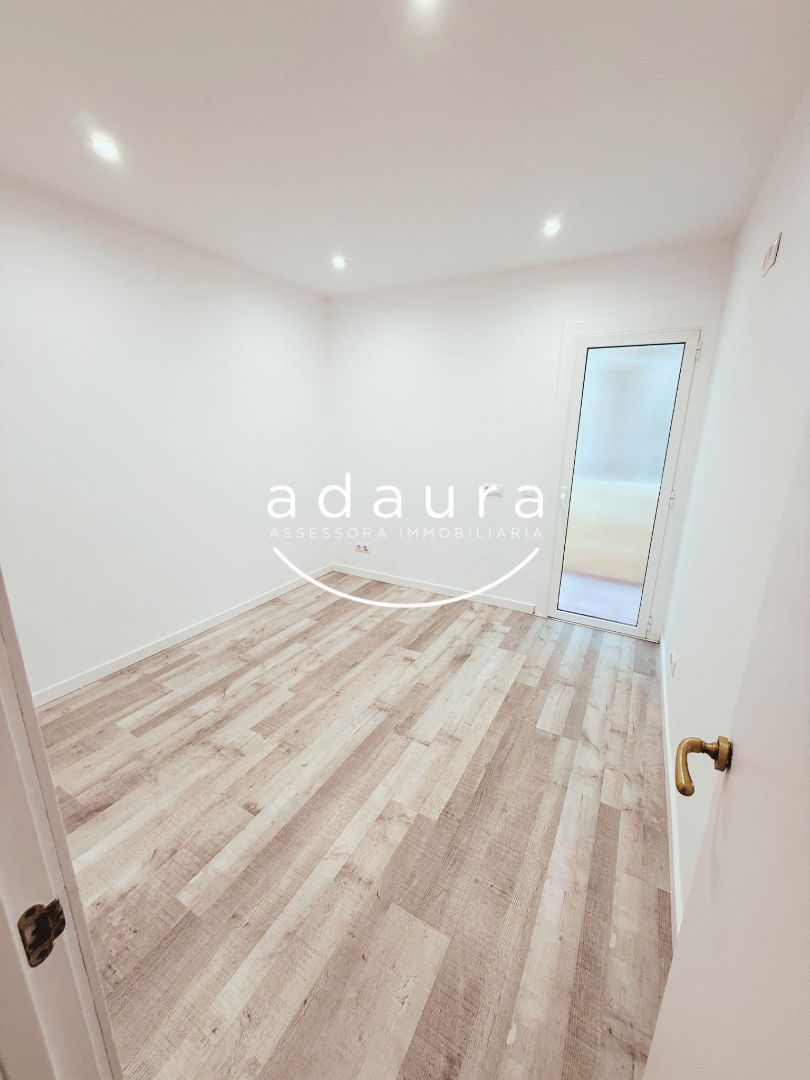 Habitación de Planta baja en venta en Mataró con Parquet, Horno y Balcón