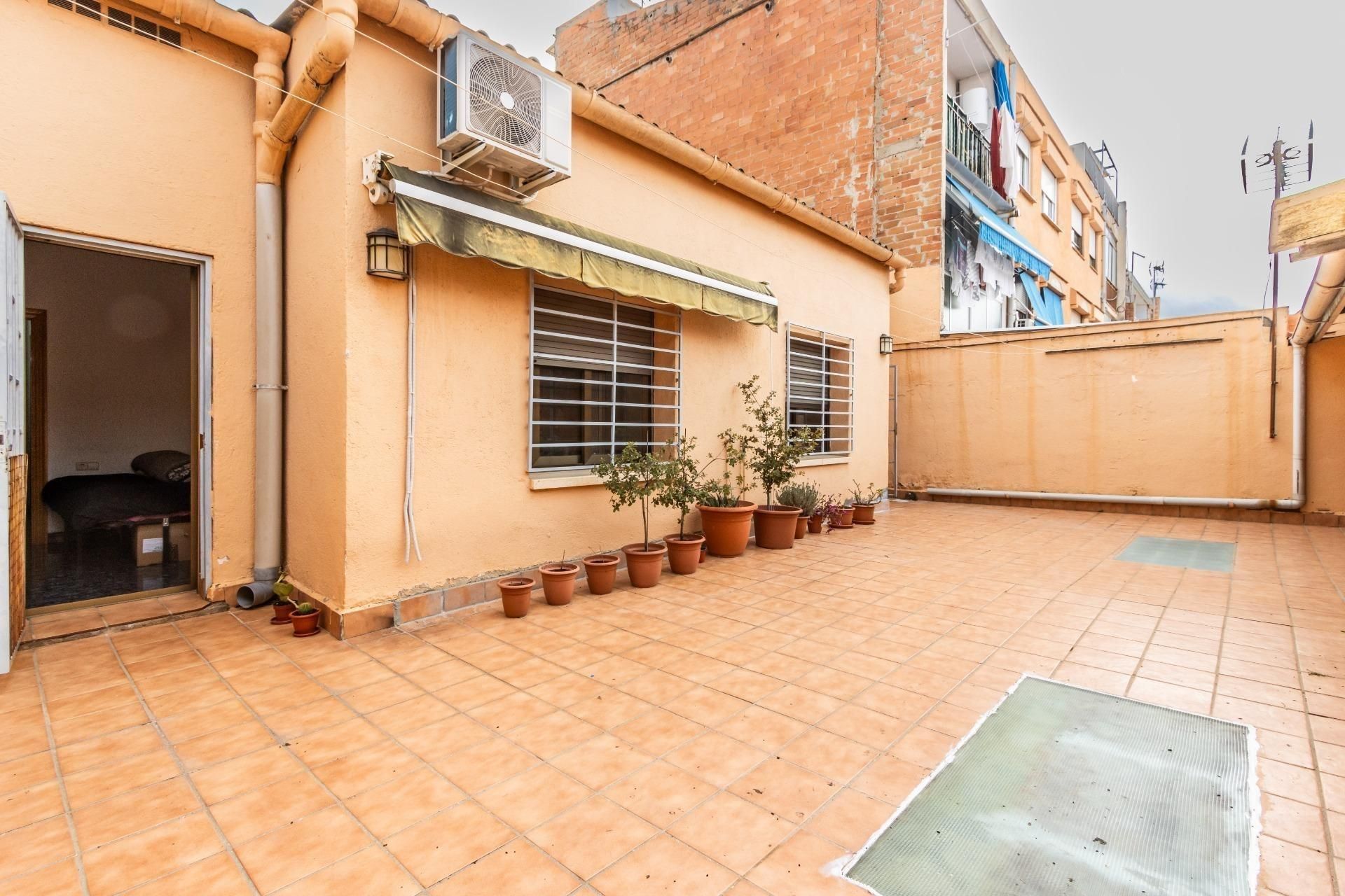 Vista exterior de Casa o xalet en venda en Sabadell amb Aire condicionat, Calefacció i Jardí privat