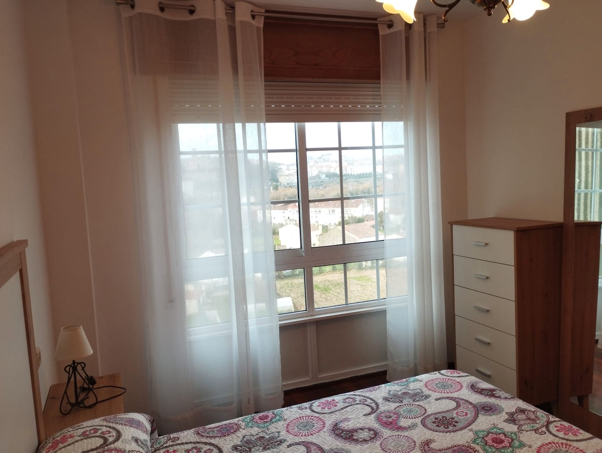 Dormitori de Pis de lloguer en Santiago de Compostela  amb Calefacció, Moblat i Forn