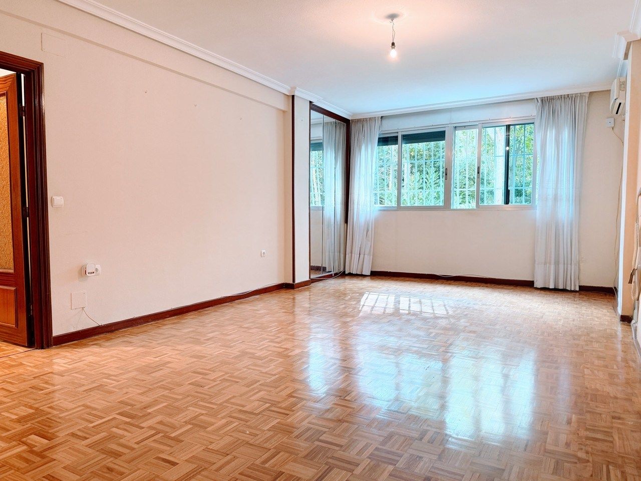 Sala d'estar de Pis de lloguer en  Madrid Capital amb Aire condicionat, Calefacció i Parquet