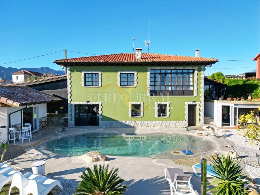 Vista exterior de Casa o xalet en venda en Llanes amb Calefacció, Jardí privat i Terrassa