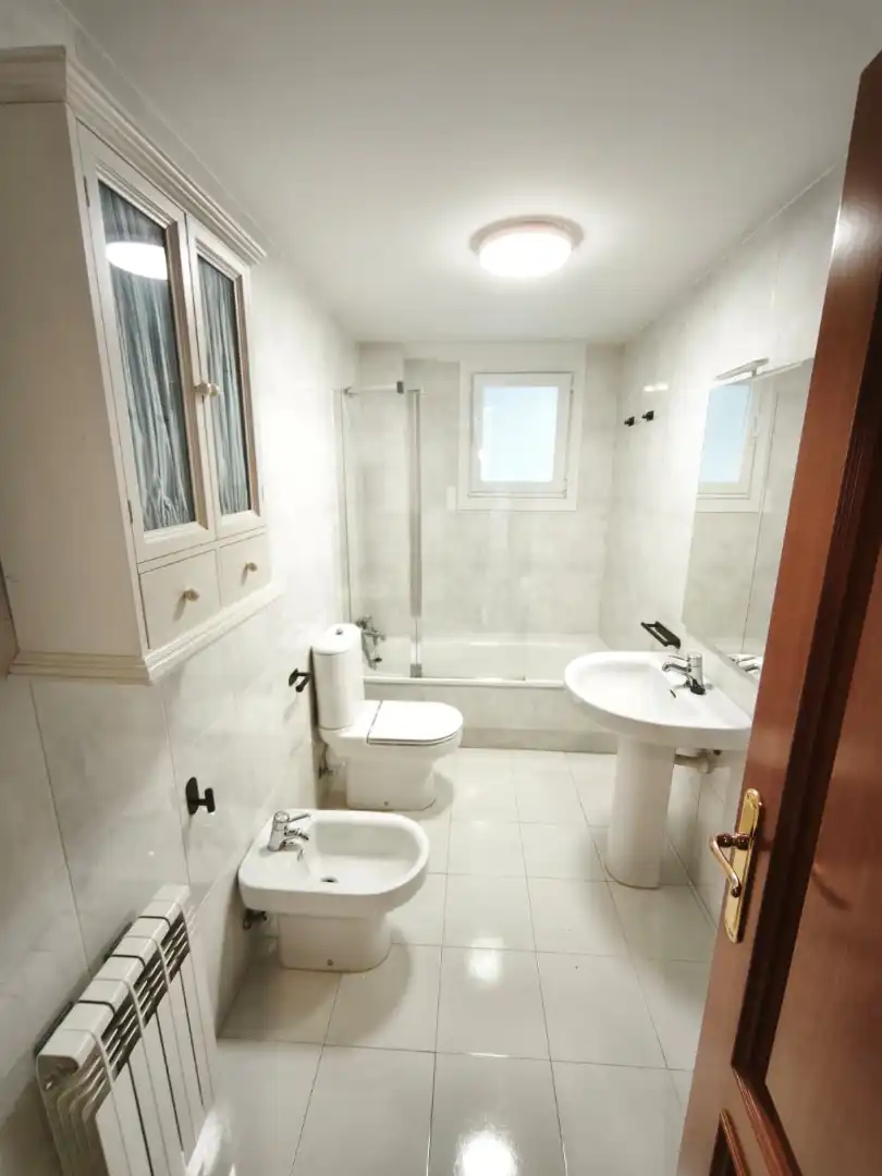 Baño de Piso de alquiler en Vigo  con Calefacción, Parquet y Horno