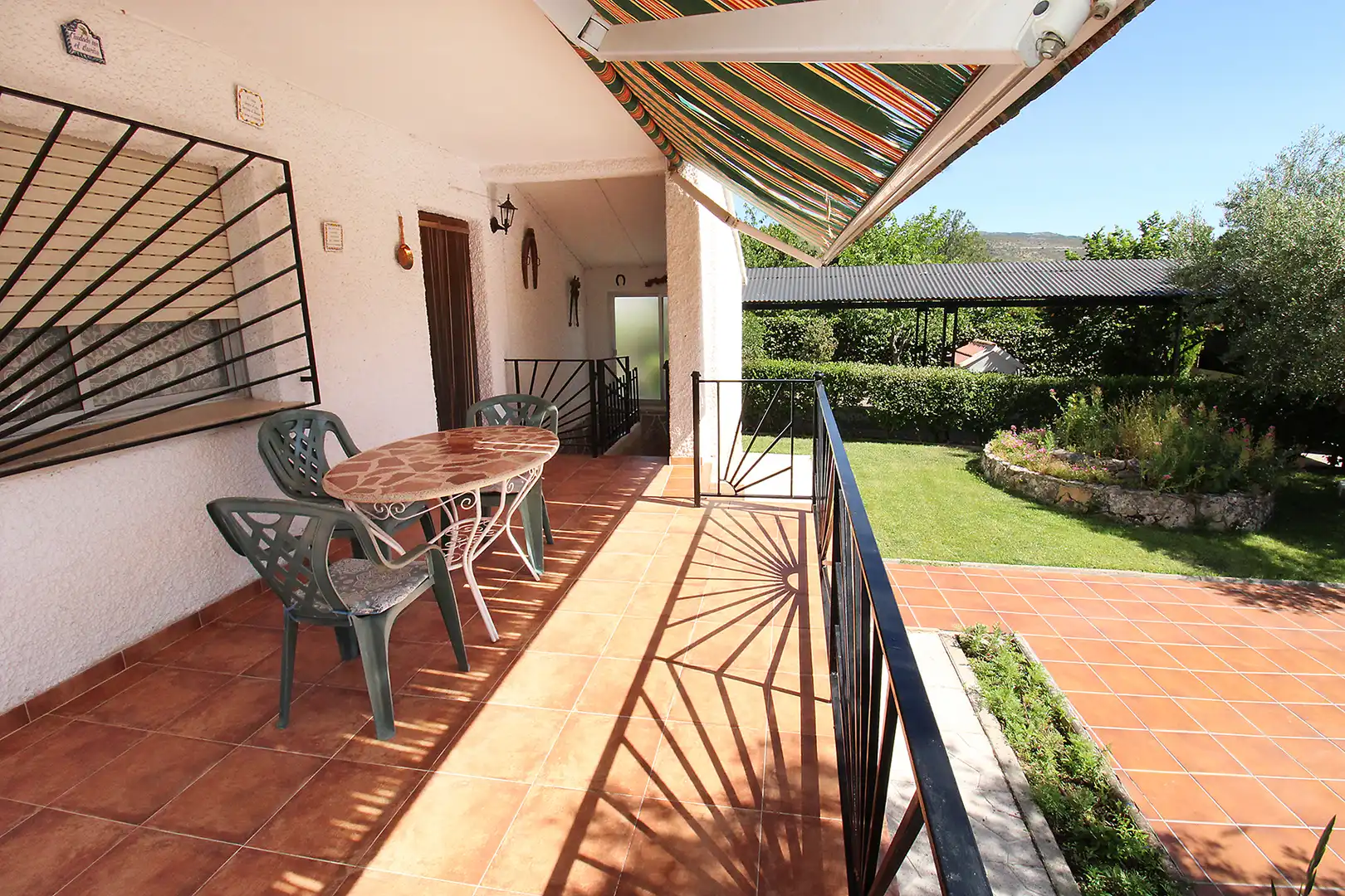 Terrasse von Einfamilien-Reihenhaus zum Verkauf in Torremocha de Jarama mit Heizung, Privatgarten und Internet