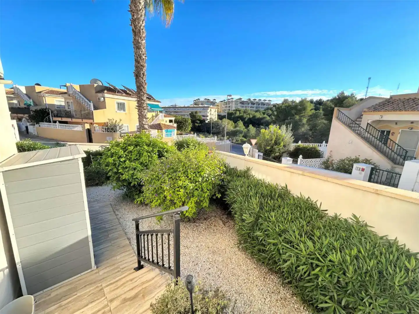 Vista exterior de Casa adosada en venda en Orihuela amb Aire condicionat, Jardí privat i Piscina
