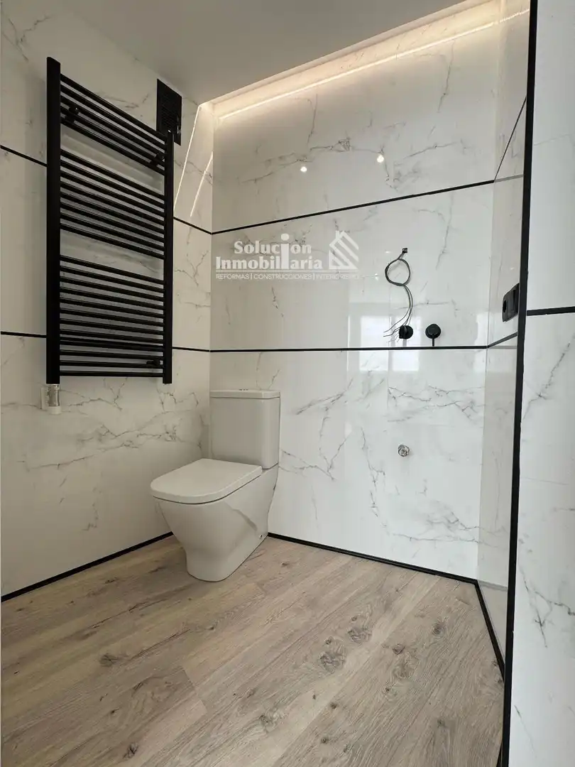 Baño de Ático en venta en Salamanca con Calefacción y Terraza