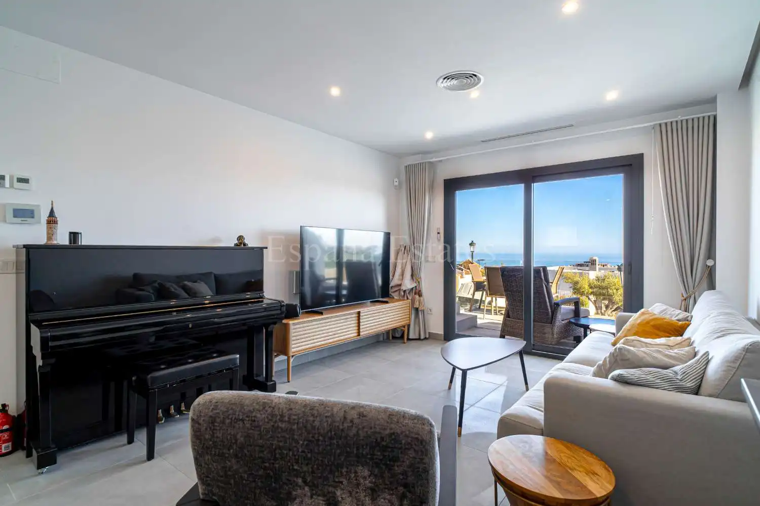 Sala de estar de Casa adosada en venta en Nerja con Aire acondicionado, Calefacción y Terraza