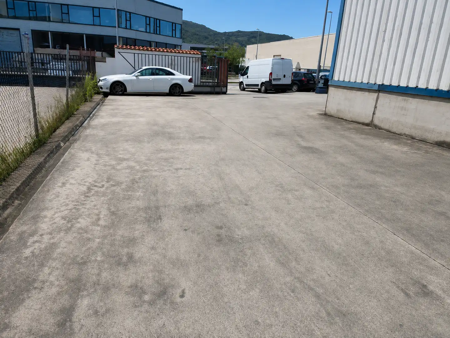 Parkplatz von Fabrikhallen zur Miete in El Astillero  