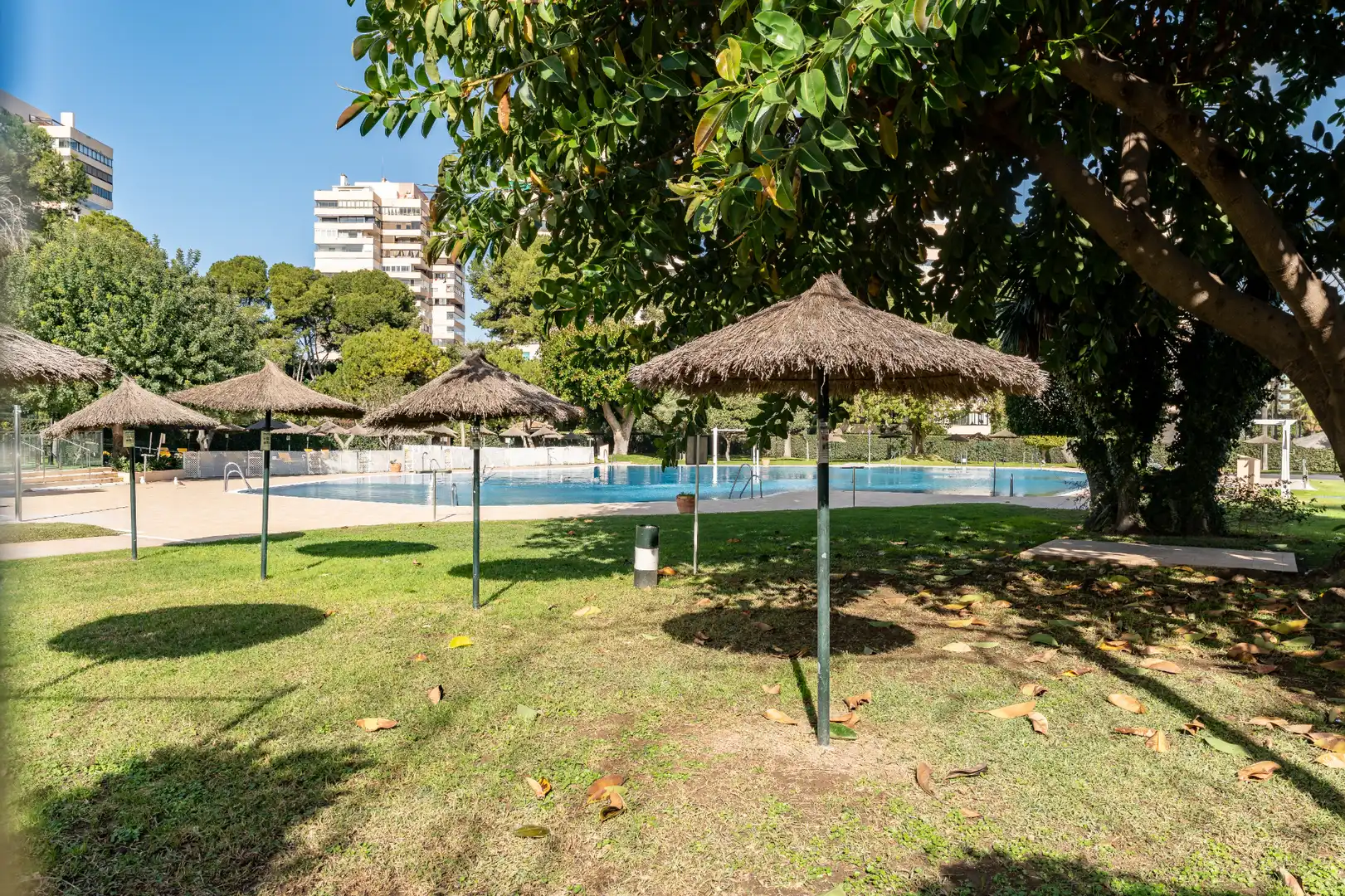 Piscina de Casa adosada en venda en Torremolinos amb Aire condicionat, Terrassa i Moblat