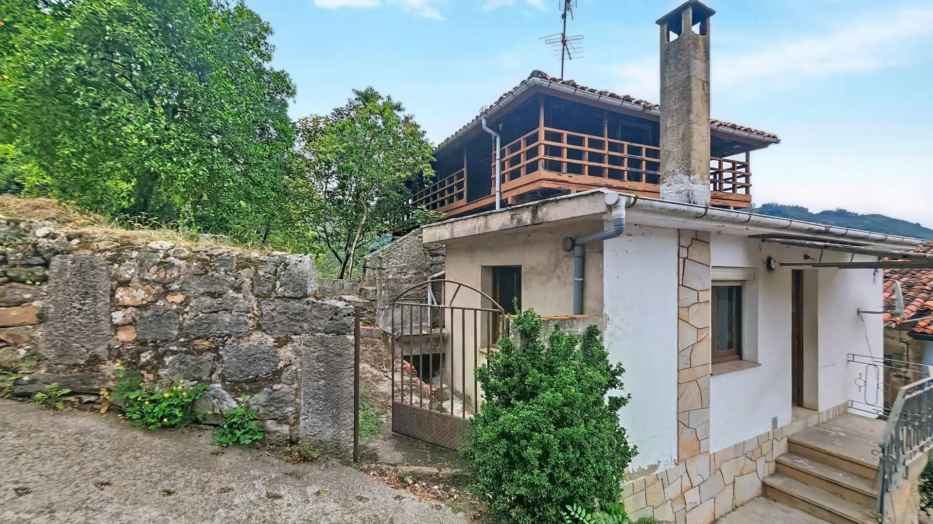 Exterior view of Detached homes for sale in Belmonte de Miranda