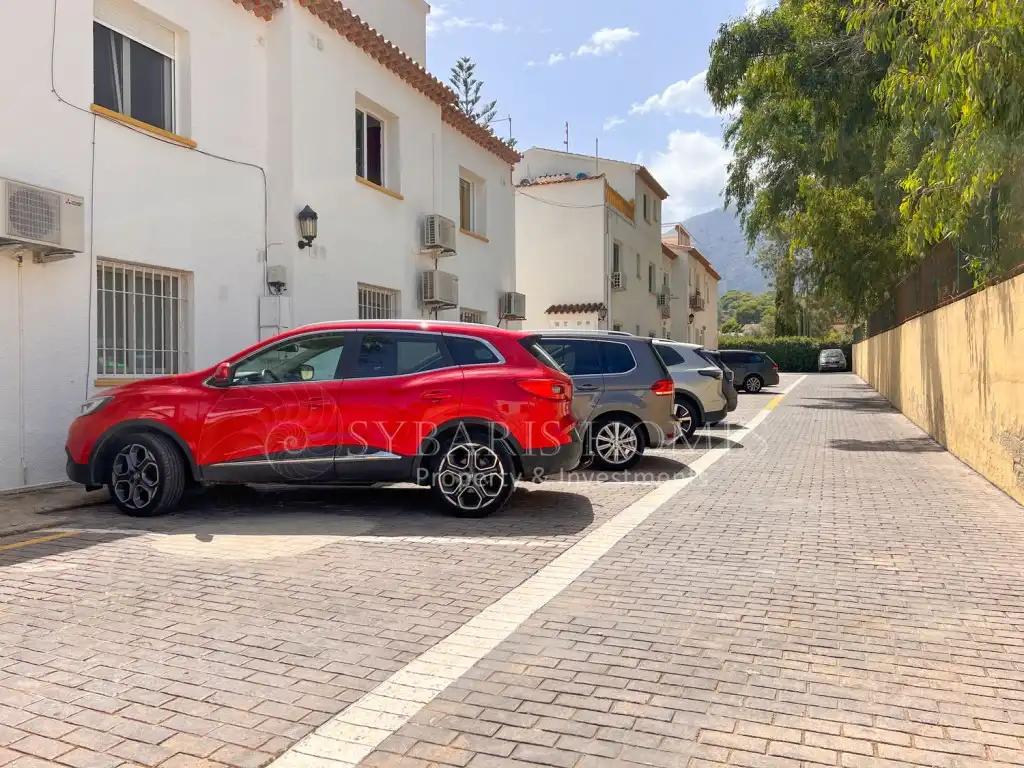 Parkplatz von Einfamilien-Reihenhaus zum Verkauf in Dénia mit Klimaanlage und Gemeinschaftspool