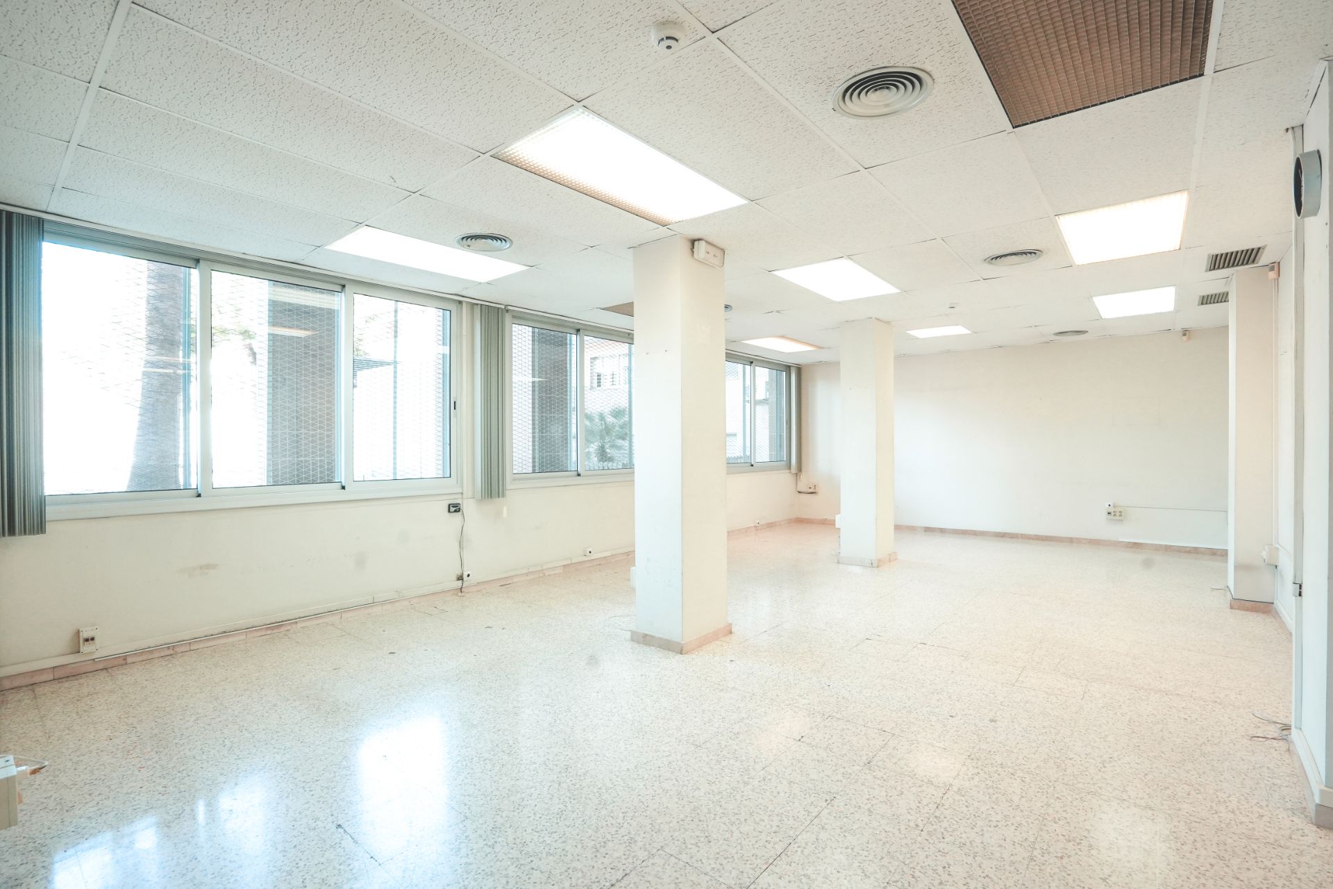 Local de alquiler en L'Hospitalet de Llobregat con Aire acondicionado