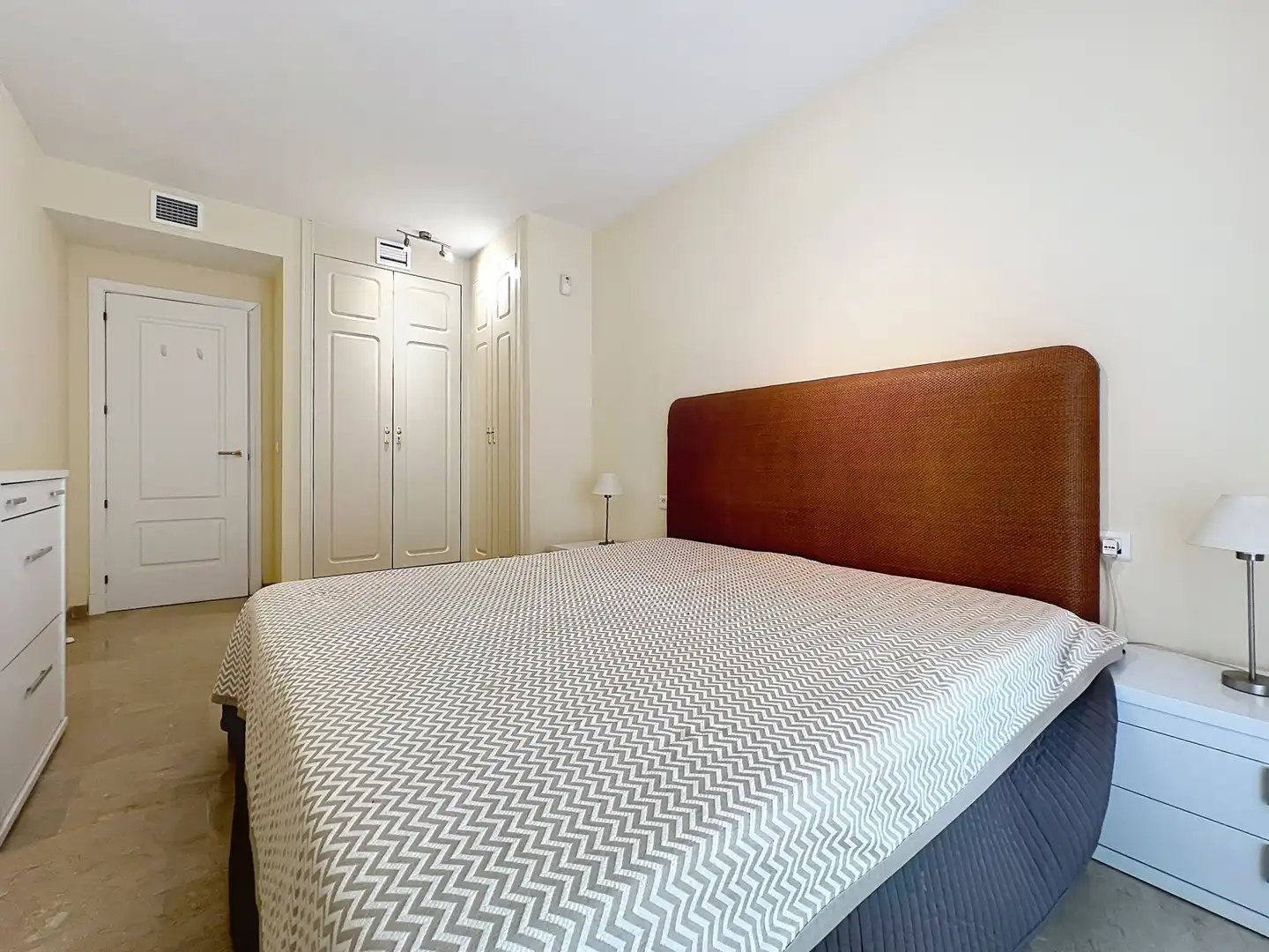 Schlafzimmer von Wohnungen zum Verkauf in Manilva mit Klimaanlage, Terrasse und Abstellraum