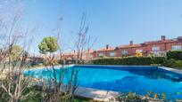 Piscina de Casa adosada en venda en Tres Cantos amb Aire condicionat, Calefacció i Jardí privat